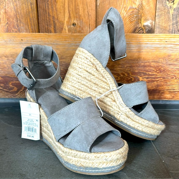 NWT Grey size 7.5 Platform shoes- 1.5” platform at front- 4”platform at back - Picture 4 of 7